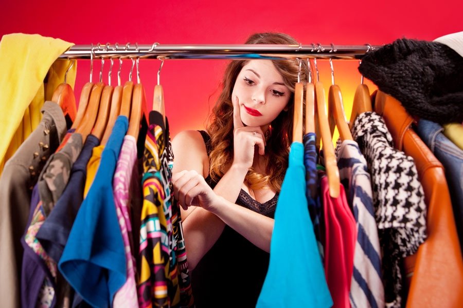 girl-deciding-what-to-wear-and-leave