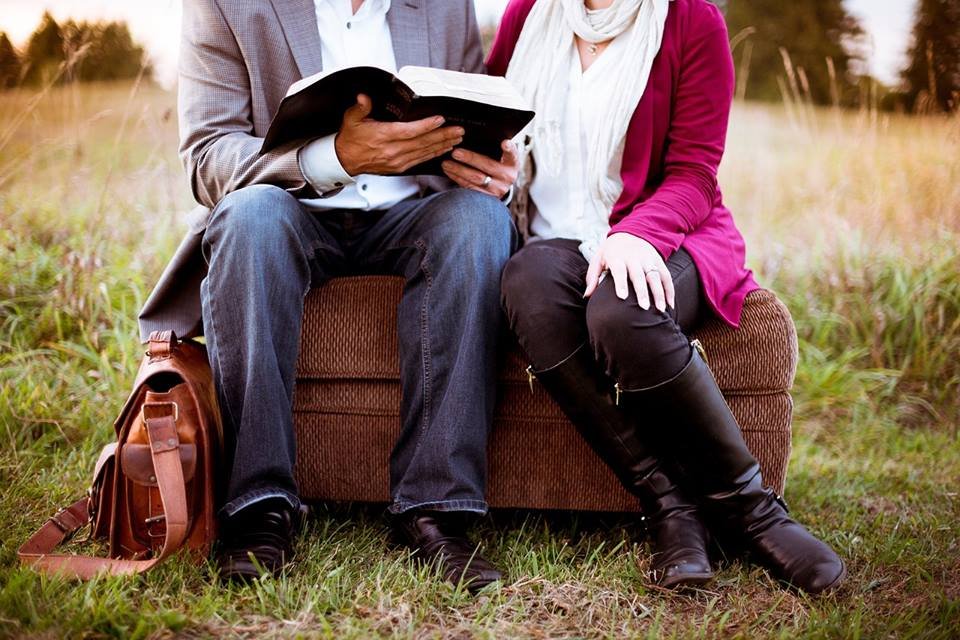 couple-reading-book